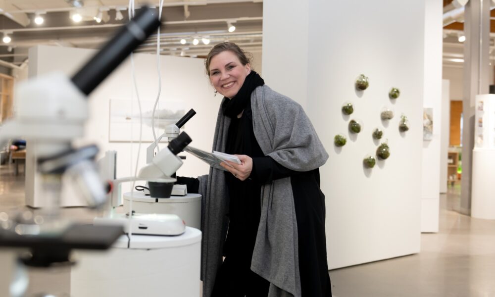 RELECTION -näyttelyn ohjelmassa näyttelykierroksia ja galleria-ateljeepäiviä