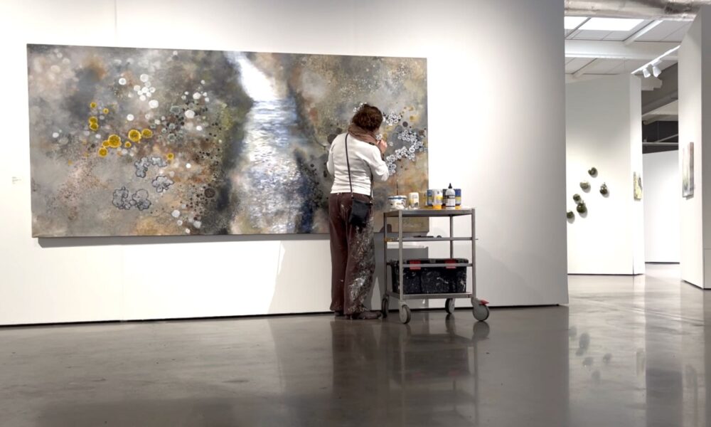 Galleria-ateljee-päivinä, animoitu Frekvenssi-teos täydentyy akryylimaalauksen maalausaineita demostroiden